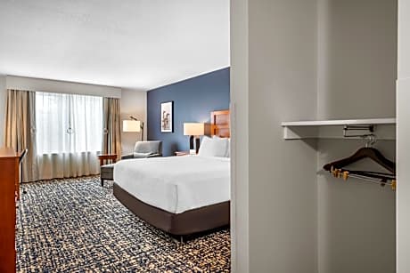 King Room with Mobility/Hearing Access and Roll-In Shower, Non-Smoking