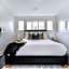 Stunning Modern Suite - King Bed - Free Parking & Netflix - Fast Wi-Fi - Long Stays Welcome