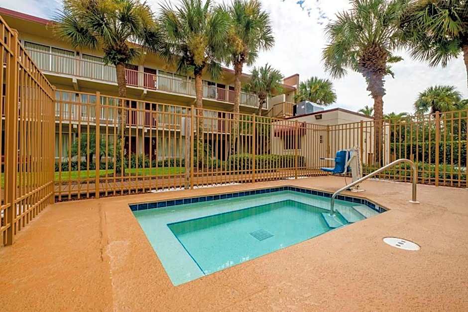 Red Roof PLUS+ & Suites Naples Downtown-5th Ave S