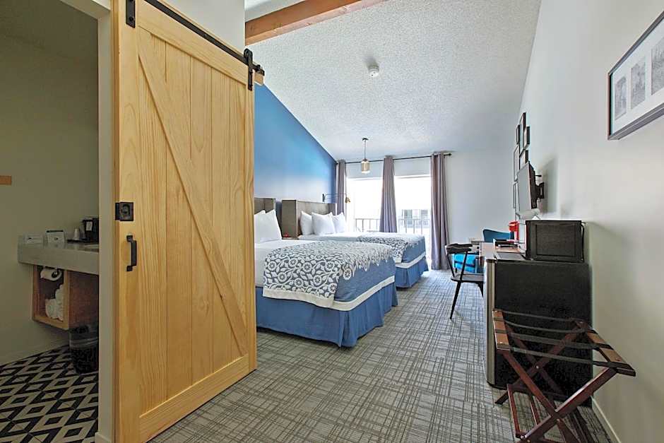Photo 1 of 11 of 2 Queen Beds, Balcony or Patio