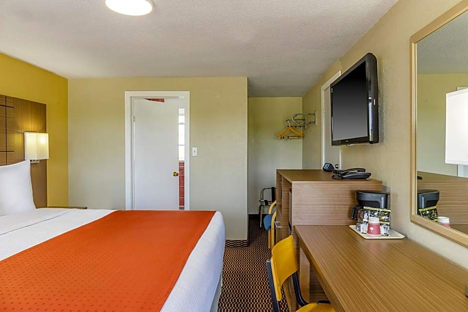 Motel 6 Campbellford, ON