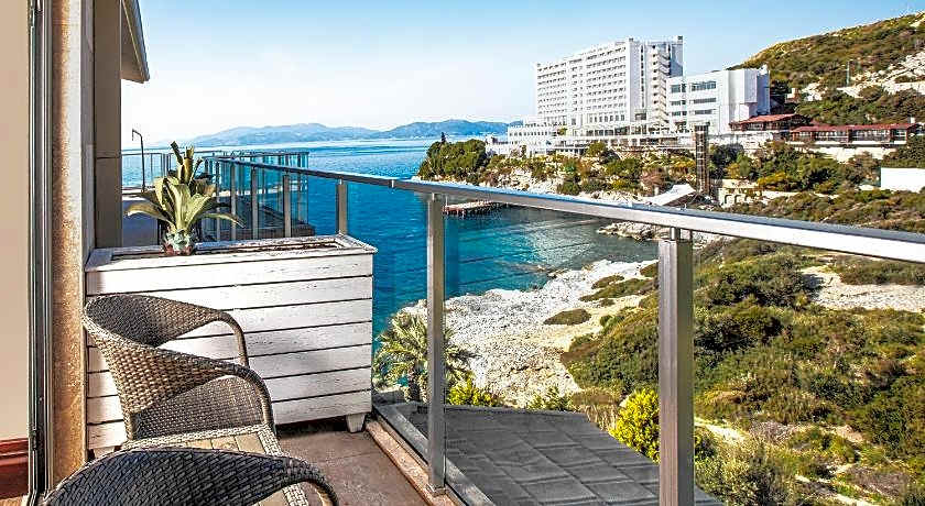 Charisma De Luxe Hotel