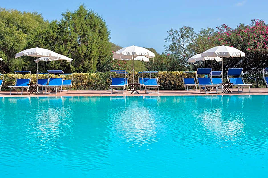 Ecovillage with swimming-pool surrounded by greenery, apartments with air conditioning and outdoor private area