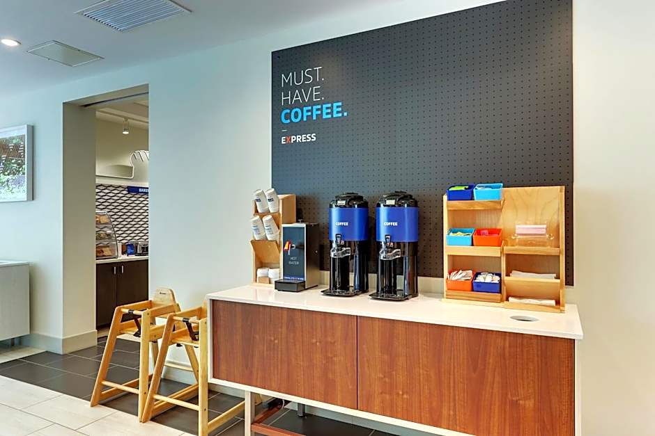 Holiday Inn Express & Suites Roanoke - Civic Center By IHG