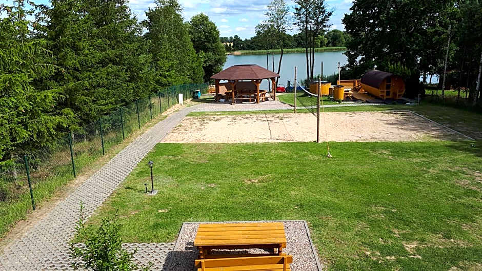 Domki Borowiackie nad brzegiem jeziora