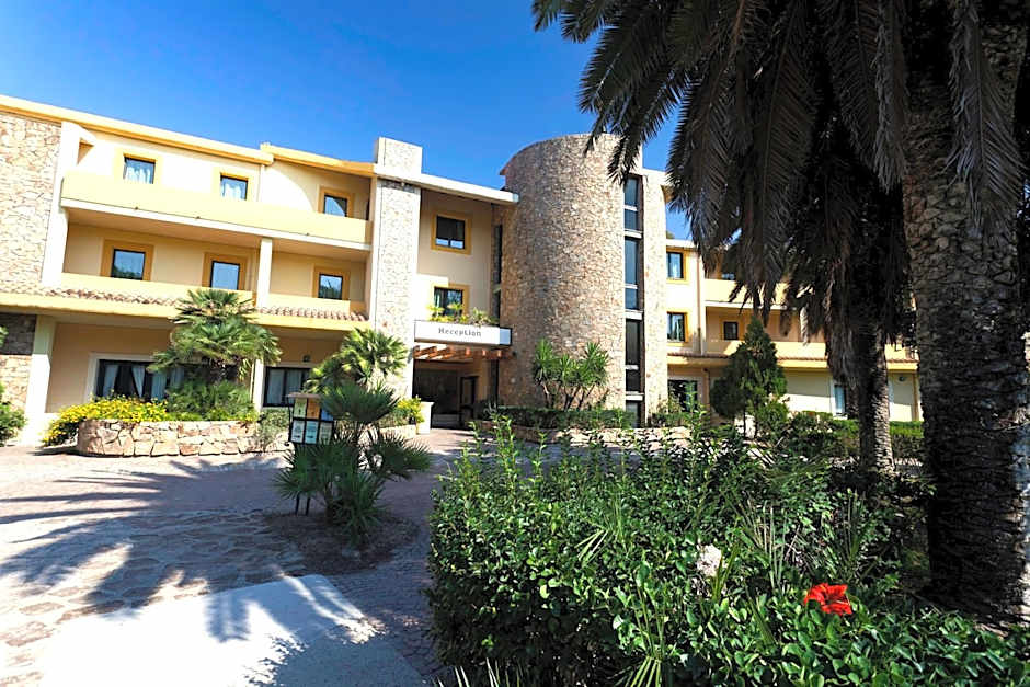 Hotel with swimming-pool in Arborea just 600 meters from the sea