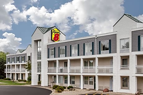 Super 8 by Wyndham Madison East