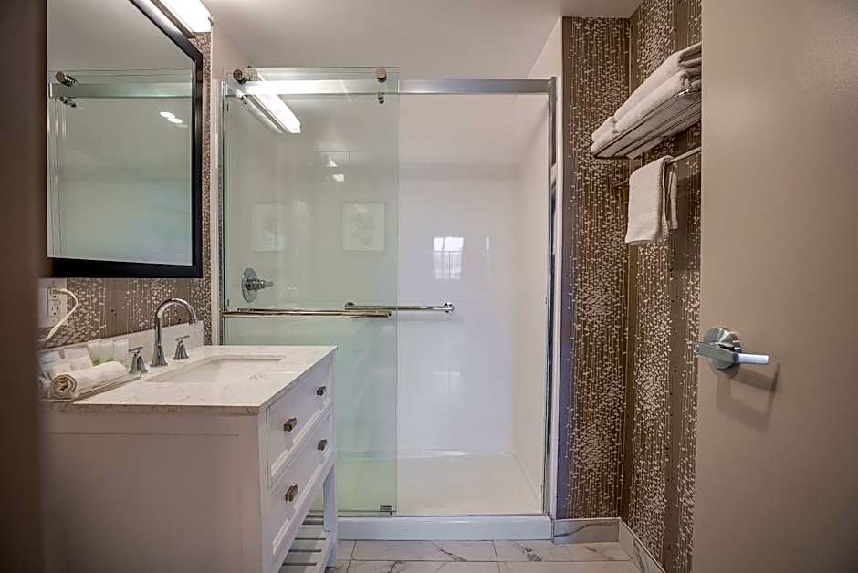 Monte Carlo Inns Oakville Suites