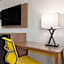 Days Inn & Suites by Wyndham Indianapolis Airport East