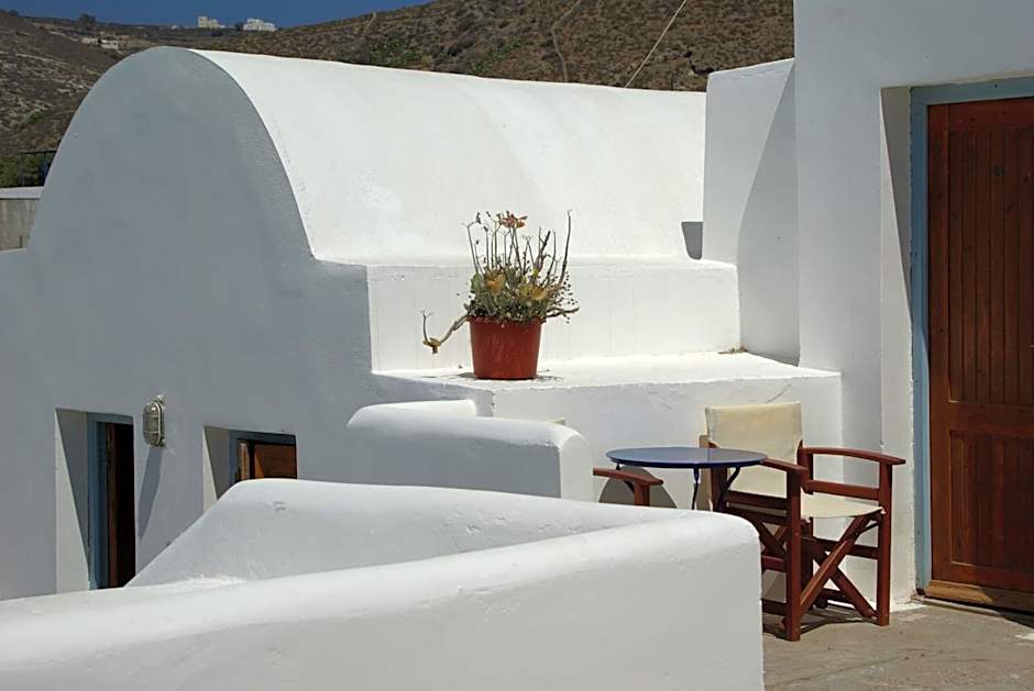 Akrotiri Hotel