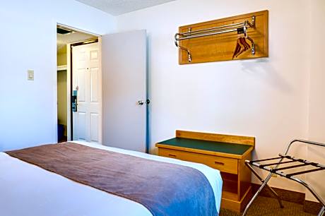 Loft Suite Queen, Two Doubles