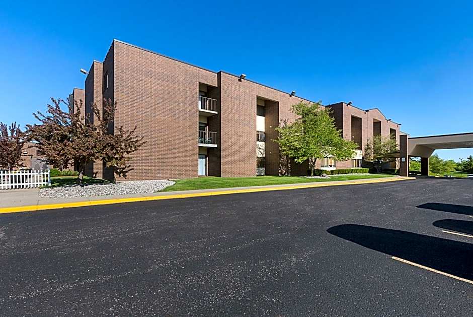 Quality Suites Lansing West