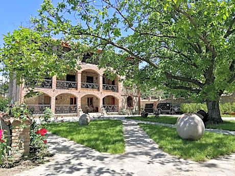 Château Fort de Manavi, Boutique Hotel