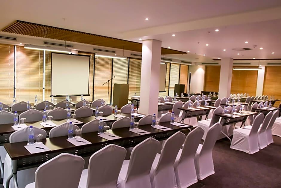 Legend Hotel Lagos Airport, Curio Collection By Hilton