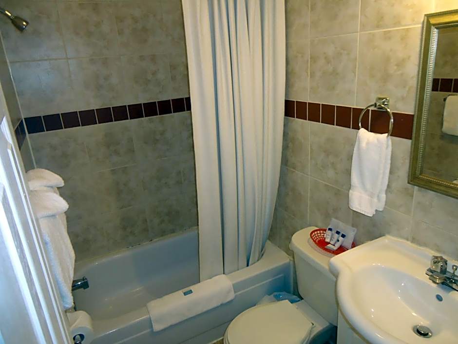 Bayside Inn & Waterfront Suites