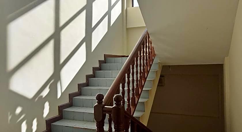 The Upper Deck Hotel