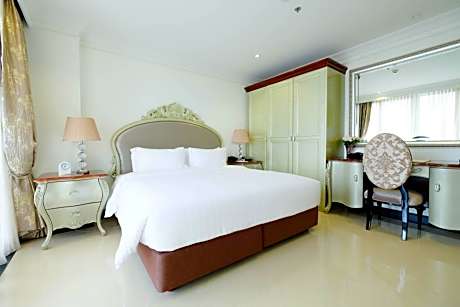 One-Bedroom Suite with City View