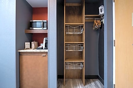 2 Queen Accessible Room with Bath Tub