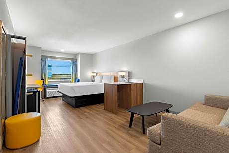1 King Bed Suite Non-Smoking