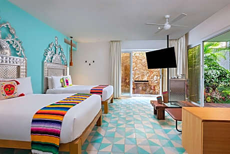 Wonderful Escape Room with Two Double Beds, Balcony and Jungle View