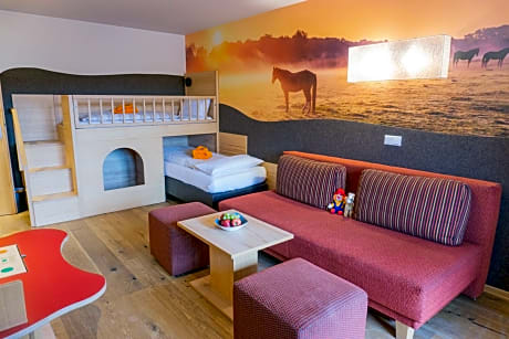 Family Room (2 Adults + 3 Children)