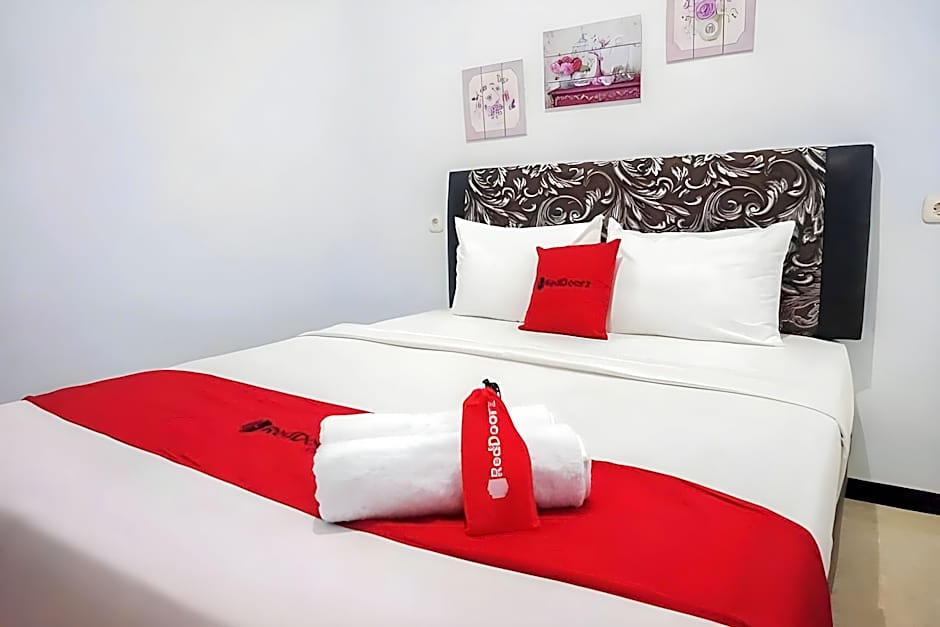RedDoorz near Velodrome Malang 2
