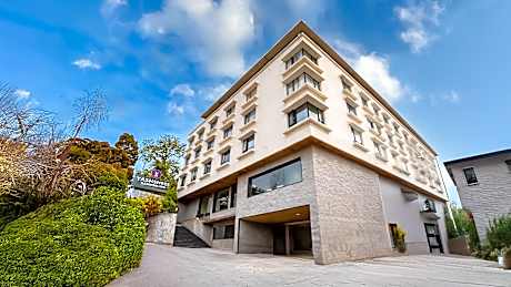 Yashshree Sanderling Mall Road