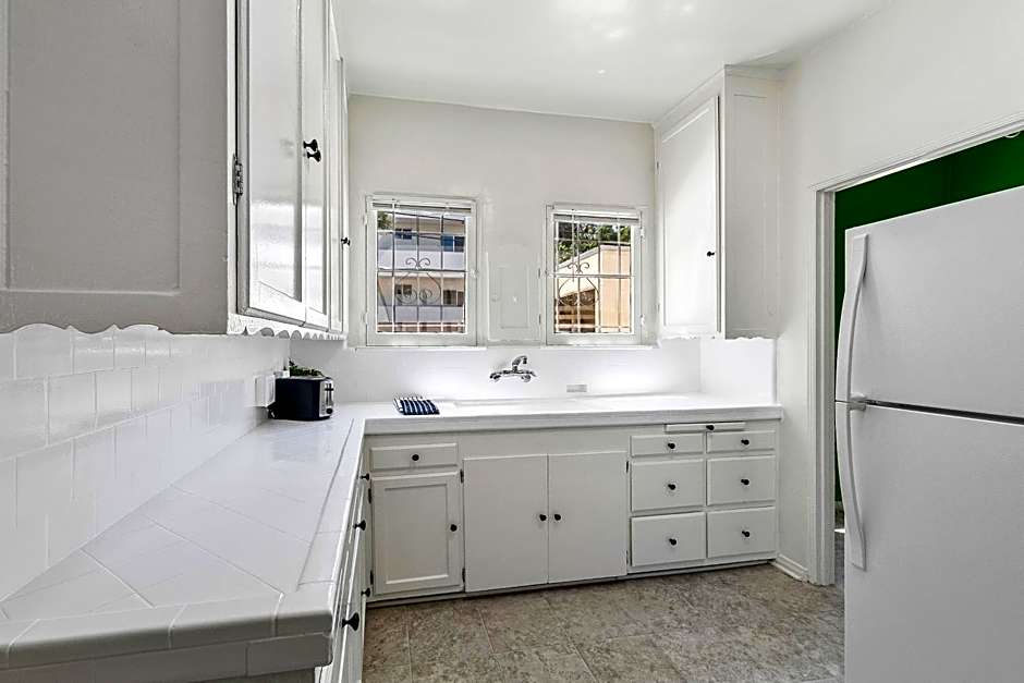 Beverly Hills Stylish & Central 1 BR Apt + Parking