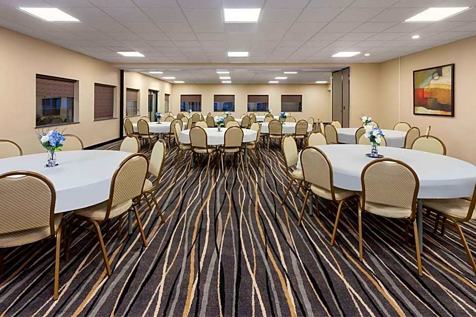 Super 8 by Wyndham Copley Akron