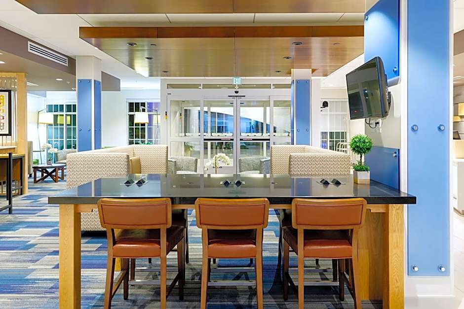 Holiday Inn Express & Suites Sturbridge By IHG