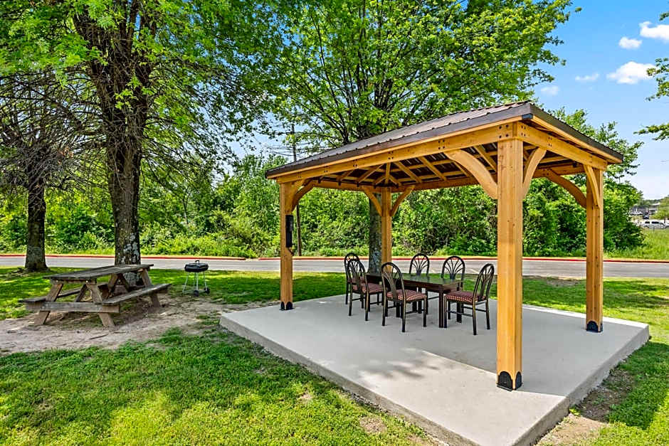 Super 8 by Wyndham Harrison AR