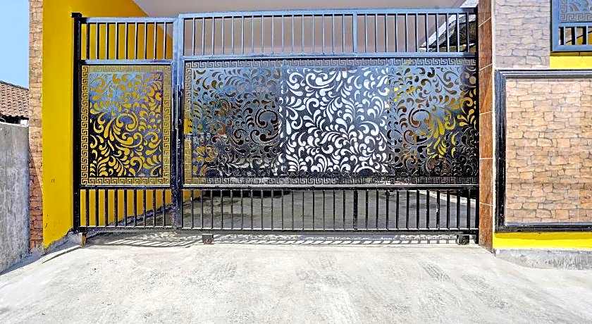 OYO Life 92920 Rumah Kost Azca