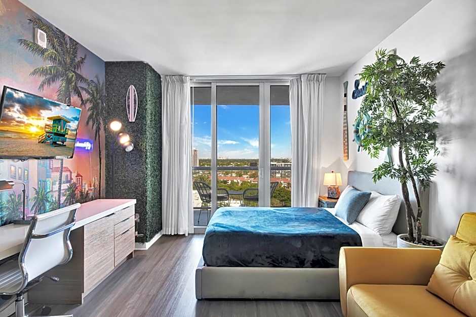 Water View Building With Pool - 5-Min Walk To The Beach - Cozy Studios
