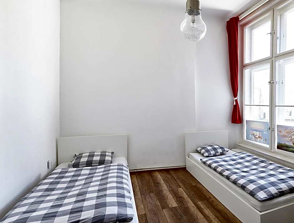 Lovecroatia Zagreb-'Paxnest' HOSTEL, No party! Cozy and quiet! Separated Men and women's Dormitory and Shower room! Indoor shoes provided! Lower beds with curtains for privacy! Maximum 4-5 beds per room! Fully prepared bed sheets! Have Laundry shop