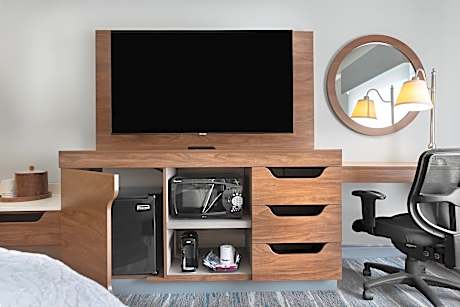 King Room with Accessible Tub - Mobility and Hearing Access/Non-Smoking