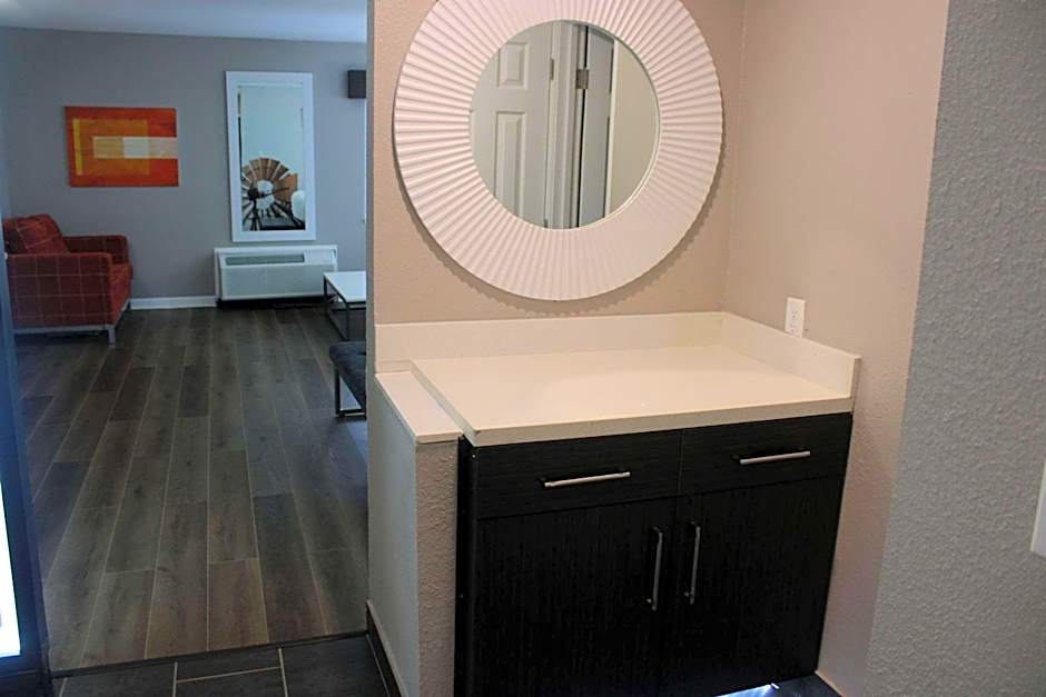 Clarion Pointe Marshall