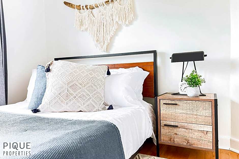 Nordic Spa Retreat - Hot Tub - King Bed- Firepit - BBQ!