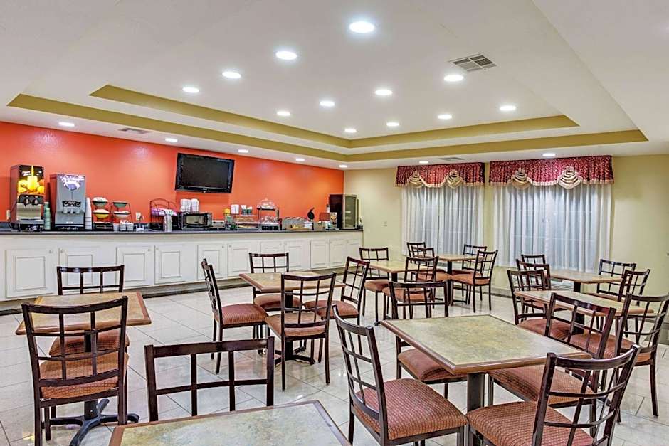 La Quinta Inn & Suites by Wyndham Canton