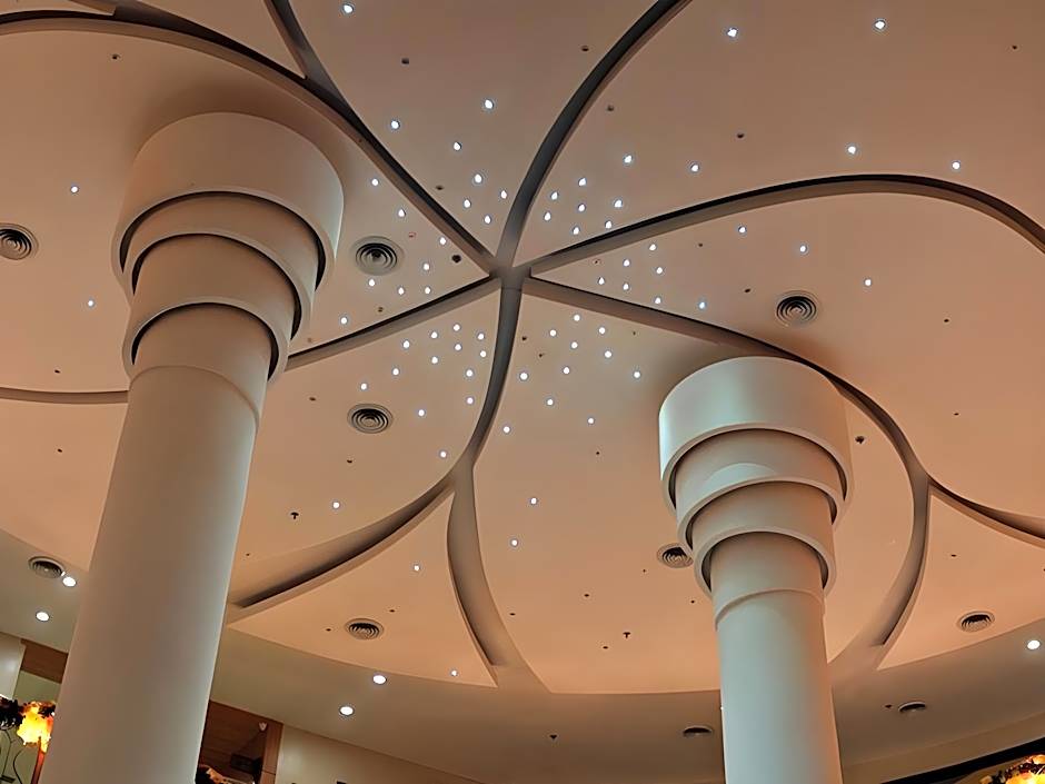 Pinnacle Hotel And Suites