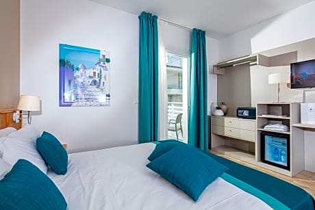 Double or Twin Room with Partial Sea View