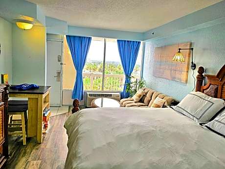 Stay ON the beach! Wonderful location!
