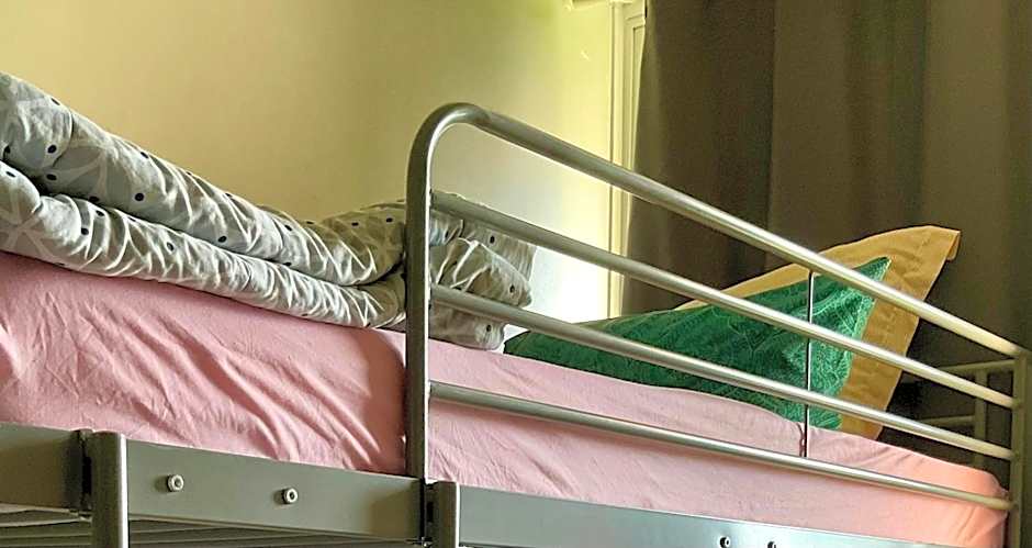 Female dorm- Femme dortoir Paris 8pm-10am