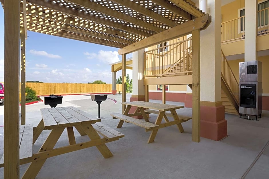 Days Inn & Suites by Wyndham Gonzales