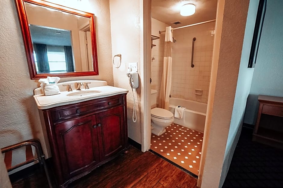 Lamplighter Inn and Suites - North