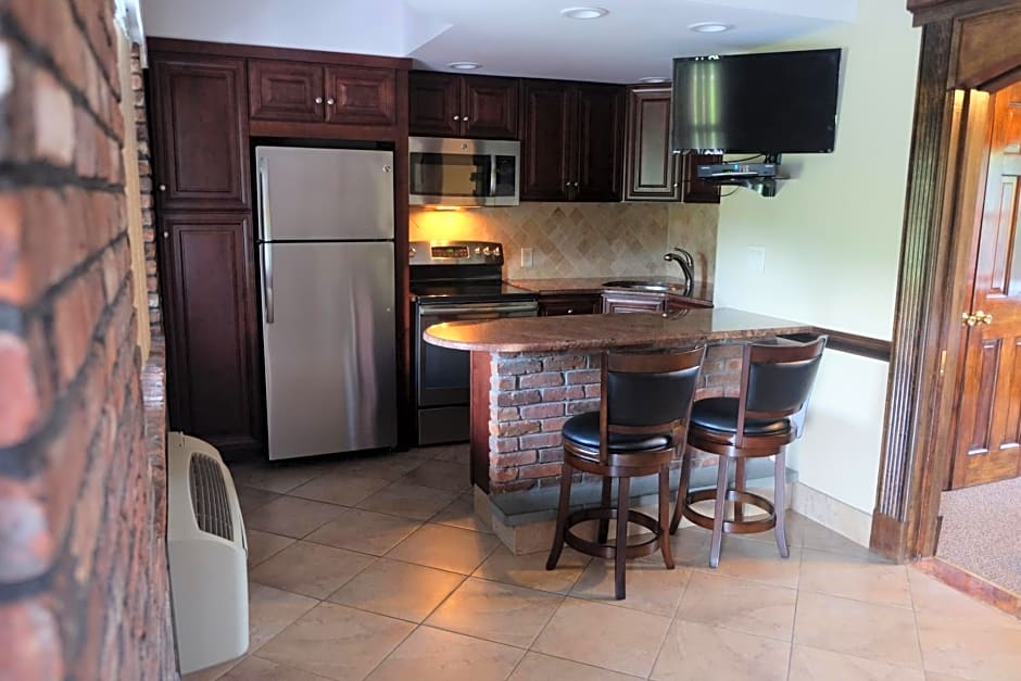 Chalet Inn & Suites