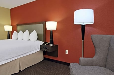 2 queen studio suite w/refrigerator nosmoking,hdtv/free wi-fi/hot breakfast included,work area