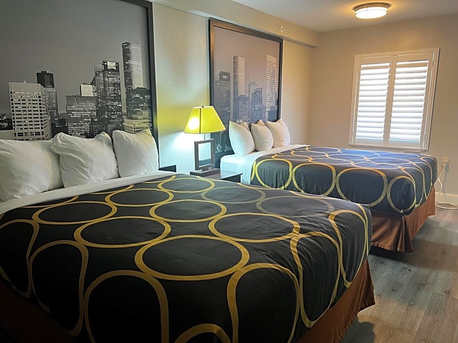 Super 8 by Wyndham Baytown/Mont Belvieu