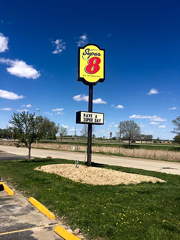 Super 8 by Wyndham Blue Earth