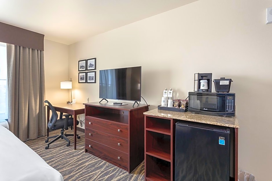 Cobblestone Hotel & Suites - De Pere