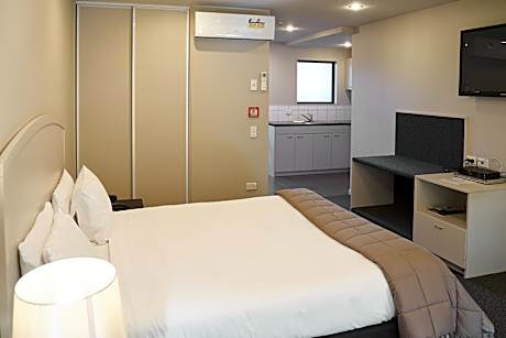 Deluxe Double or Twin Studio